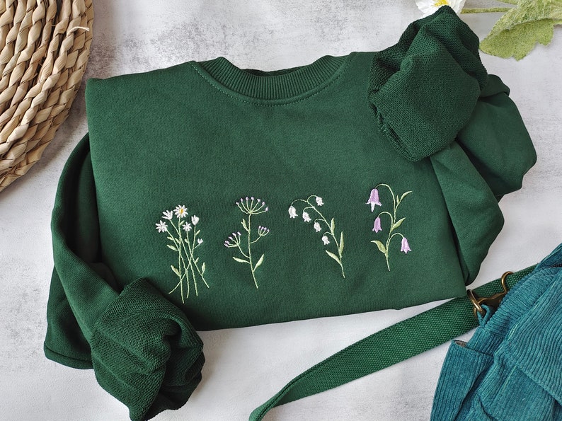 Süßer Wildblumen bestickter Rundhalsausschnitt-Dunkelgrünes Gänseblümchen Sweatshirt-Blumen besticktes Sweatshirt-Geschenke für sie, Geschenke für Mama Bild 1