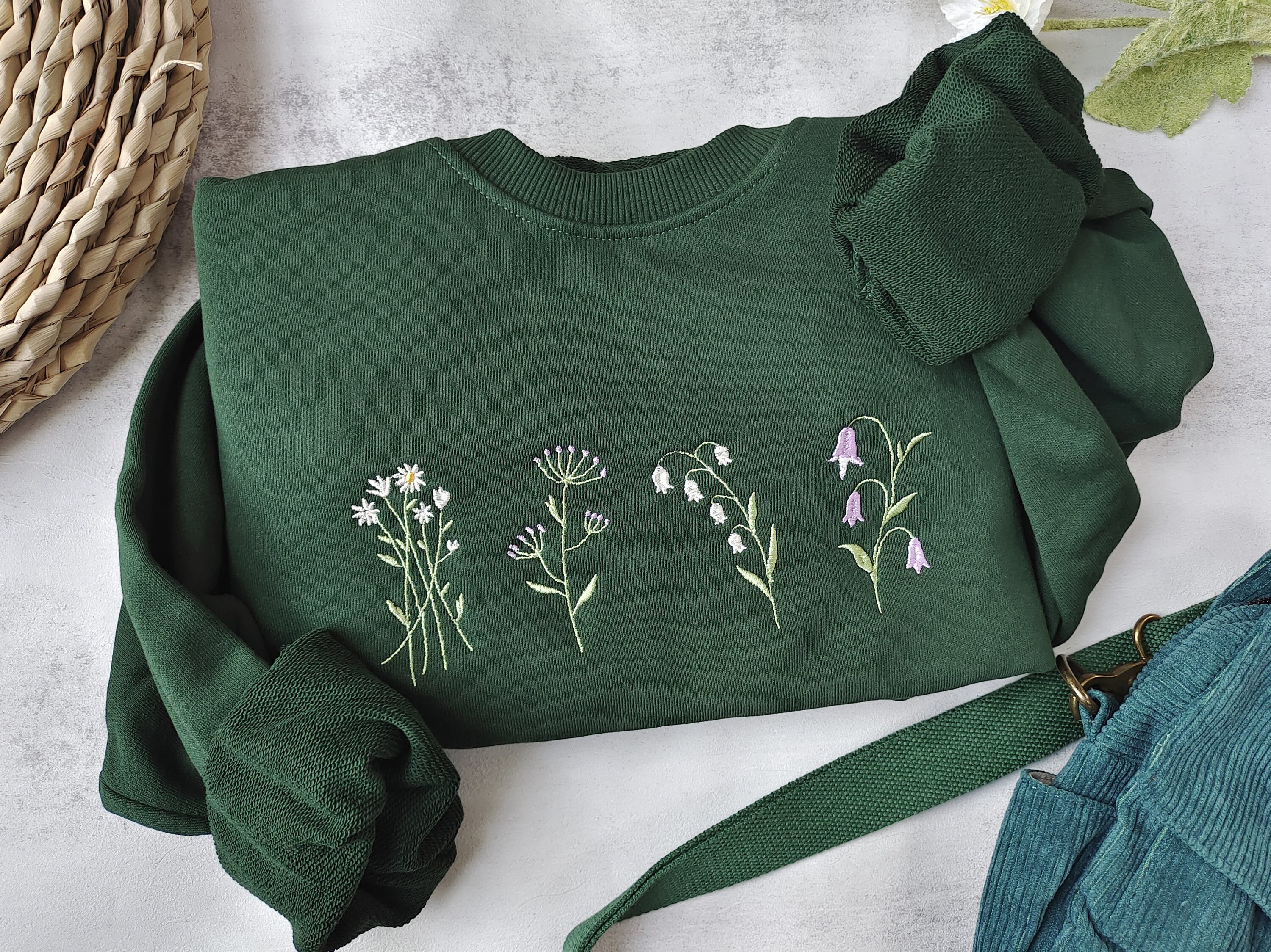 Cute Wildflowers Embroidered Crewneck-dark Green Daisy Cute Wildflowers Embroidered Crewneck-dark Green Daisy