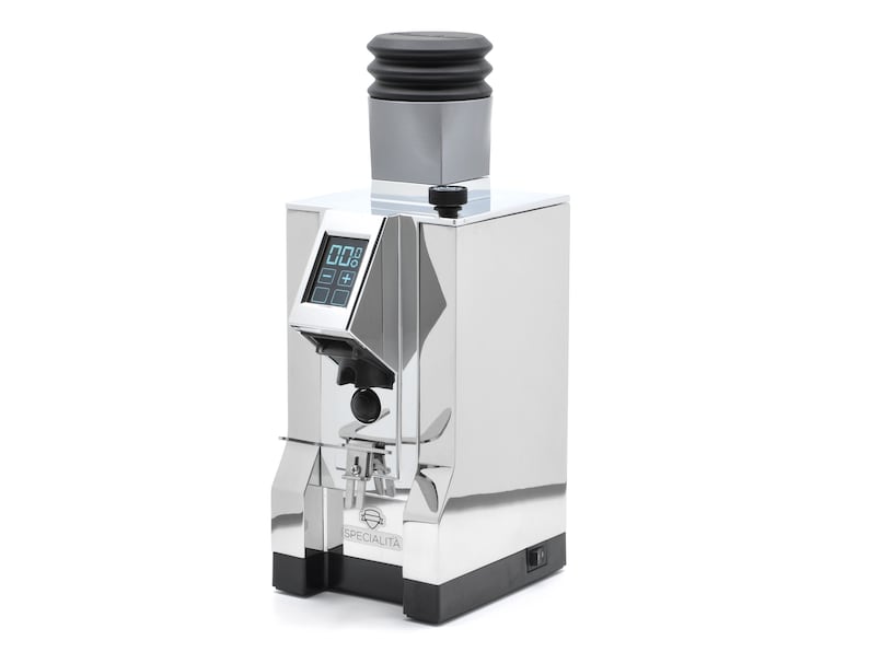 Puede incluir: Un molinillo de caf&eacute; plateado con una parte superior negra y una pantalla digital. El molinillo tiene una base negra y el texto "SPECIALITA" en la parte delantera.