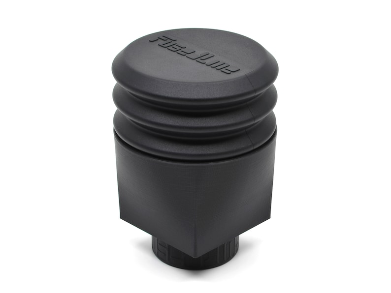 Puede incluir: Tap&oacute;n de botella de pl&aacute;stico negro con la palabra "Fuel Line" en relieve en la parte superior. El tap&oacute;n tiene un dise&ntilde;o acanalado.