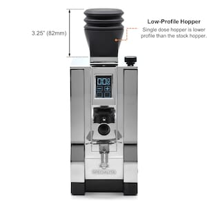 Puede incluir: Un molinillo de caf&eacute; plateado con un dep&oacute;sito negro y una pantalla digital. La pantalla muestra "008". El molinillo tiene un dep&oacute;sito de perfil bajo, que mide 82 mm de alto. El molinillo est&aacute; etiquetado como "SPECIALITA".