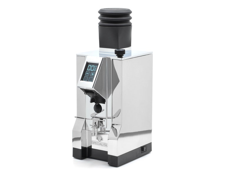 Puede incluir: Un molinillo de caf&eacute; plateado y negro con una pantalla digital y una tolva negra. El molinillo tiene un bot&oacute;n para moler y un bot&oacute;n para seleccionar el tama&ntilde;o de la molienda. El molinillo est&aacute; etiquetado como "SPECIALITA".