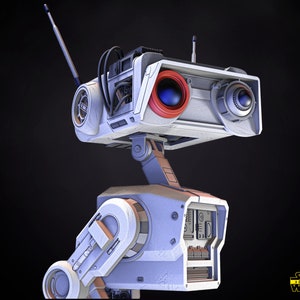 Könnte beinhalten: Ein weißer und grauer Roboter mit roten und blauen Augen. Der Roboter hat eine lange Antenne auf dem Kopf und einen runden Körper mit einem rechteckigen Kopf. Der Roboter stammt aus dem Star Wars-Franchise.