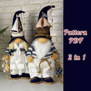 Può includere: Due bambole gnomo in tessuto a tema nautico con camicie a righe blu navy e bianche, alti cappelli a punta decorati con barche a vela in miniatura in legno e barbe o capelli bianchi. Il testo Pattern PDF 2 in 1 è visibile a destra.