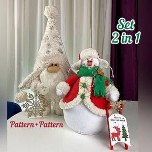 Puede incluir: Un conjunto de dos patrones de costura con temática navideña, uno para un muñeco de nieve y otro para un gnomo. El muñeco de nieve lleva una chaqueta roja con una bufanda verde y un gorro blanco. El gnomo lleva un gorro blanco con barba blanca y un atuendo blanco y dorado. Los patrones están etiquetados como "Set 2 in 1" y "Pattern + Pattern".