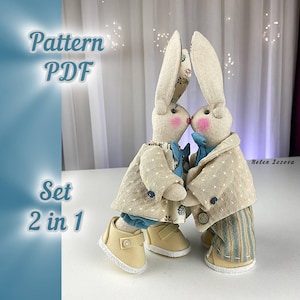 Puede incluir: Un patrón PDF para coser dos peluches de conejitos besándose. Los conejitos son beige con detalles azules y blancos. El patrón se llama "Set 2 en 1".