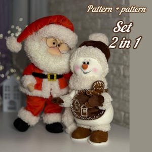 Può includere: Due bambole di peluche: un Babbo Natale in abito rosso e un pupazzo di neve con cappello marrone e omino di pan di zenzero. Il testo "Pattern + pattern Set 2 in 1" è visibile. Ideale per decorazioni natalizie.