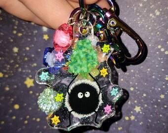Llavero acrílico Stoney Soot Sprite / Llavero Kawaii / Sellado con resina brillante, estrellas que brillan en la oscuridad, cuentas de estrellas texturizadas y en capas