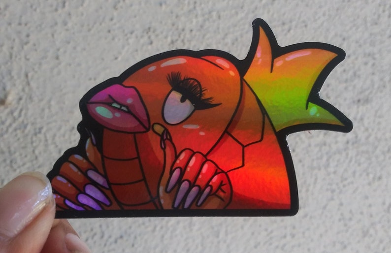 Puede incluir: Una pegatina hologr&aacute;fica de una langosta de dibujos animados con u&ntilde;as largas de color rosa, pintalabios y una corona. La langosta es roja y naranja con un contorno negro.