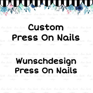 Puede incluir: Una pantalla gráfica blanca con un borde festoneado en blanco y negro en la parte superior con detalles florales en azul, rosa y verde. El texto dice Custom Press On Nails, seguido del texto en alemán Wunschdesign Press On Nails en negro.