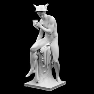 Puede incluir: Una estatua de m&aacute;rmol blanco de una figura masculina desnuda tocando la flauta. La figura lleva un casco y est&aacute; sentada sobre una base de piedra.