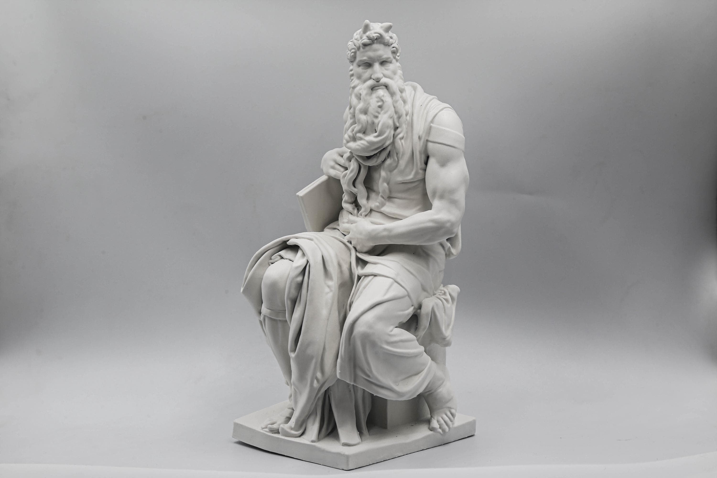 聖ミカエル像 G.Ruggeri作 イタリア製 石台座 宗教彫刻 聖ミカエル大天使がルシファーを倒したギリシャの彫像彫刻 - Etsy 日本