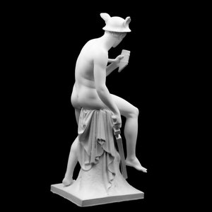 Puede incluir: Una estatua de m&aacute;rmol blanco de una figura con un casco y sosteniendo una espada. La figura est&aacute; sentada sobre una base con una tela drapeada.