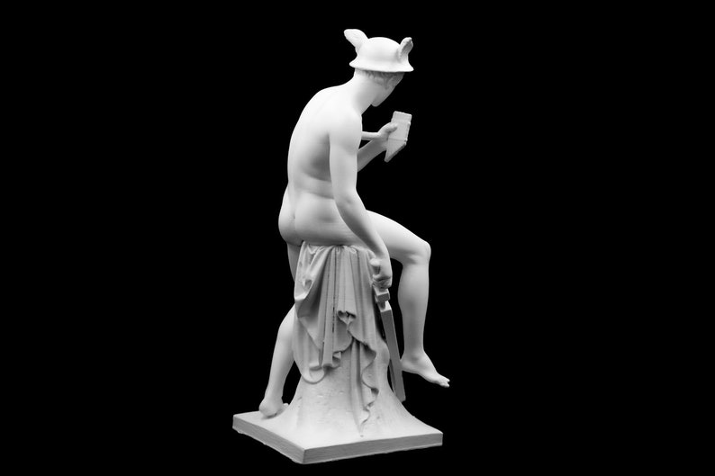 Puede incluir: Una estatua de m&aacute;rmol blanco de una figura con un casco y sosteniendo una espada. La figura est&aacute; sentada sobre una base con una tela drapeada.