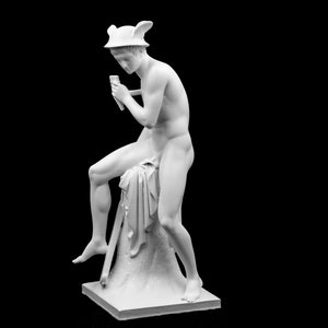 Puede incluir: Una estatua de m&aacute;rmol blanco de una figura masculina desnuda sentada en una roca, sosteniendo un bast&oacute;n en su mano derecha. La figura lleva un casco alado y una tela drapeada.