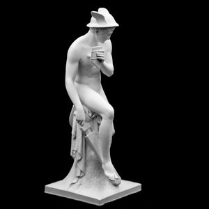 Puede incluir: Una estatua de m&aacute;rmol blanco de una figura sentada tocando una flauta de pan. La figura lleva un casco alado y una tela drapeada. La estatua est&aacute; sobre una base cuadrada.