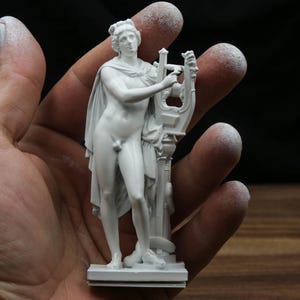 アポロ科学研究所　アポロ　プリマシンペンダント　グレー　くさり45cm 竪琴を持つアポロンのミニ像 – ギリシャの神の置物 – アポロ