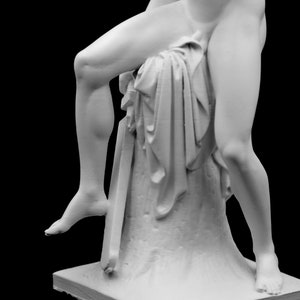 Puede incluir: Una escultura de yeso blanco de una figura con una pierna doblada y la otra recta. La figura lleva una tela drapeada y est&aacute; de pie sobre un pedestal.