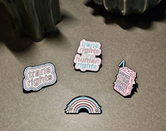 Pin "Respeto a las mujeres trans" / Pin "Los derechos de las personas trans son derechos humanos" / Pin "Las vidas trans importan"