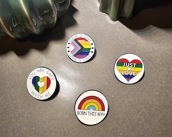 Épinglette Vous êtes en sécurité avec moi | Épinglette Né comme ça | L'amour est l'amour | Épingles Just Love | Épingles d'amour | Épinglettes LGBTQ+ | Épingles de l'amitié | Épingle de pronom