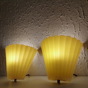 Paire d&#39;appliques murales Art Déco en verre dépoli jaune, Italie années 60