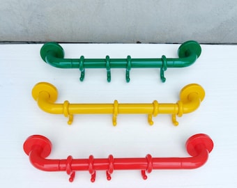 Perchero o toallero vintage con cuatro ganchos - Estilo Memphis - Yugoslavia, años 80
