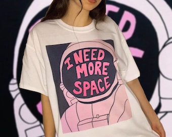 Ruimteastronaut grafisch T-shirt | Ik heb meer Space Festival-outfit nodig | Roze zwarte woorden Shirt Moon Art Vintage Tshirt tekst handgemaakte jaren 90 Rave Top