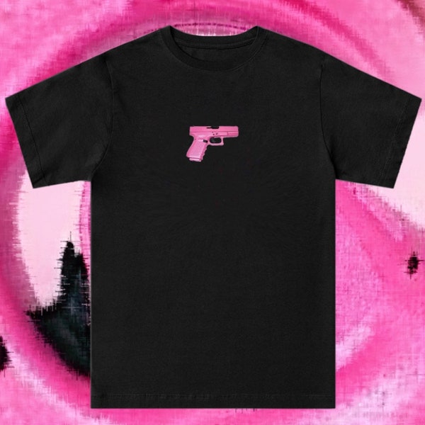 Pink Gun Graphic Tee | Grunge Kleidung Schwarz T-Shirt Alternative Oversized Tshirt | Dark Academia Waffen Shirt 90s Streetwear Bold Y2k Clothing