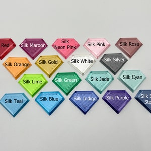 Pode incluir: Uma cole&ccedil;&atilde;o de 18 caboch&otilde;es de resina em forma de diamante em v&aacute;rias cores, incluindo vermelho, laranja, amarelo, verde, azul, roxo, rosa e branco. Cada caboch&atilde;o tem um acabamento sedoso e &eacute; etiquetado com o seu nome de cor.
