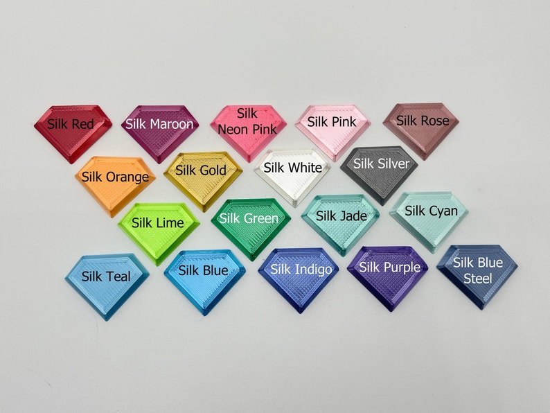 Pode incluir: Uma cole&ccedil;&atilde;o de 18 caboch&otilde;es de resina em forma de diamante em v&aacute;rias cores, incluindo vermelho, laranja, amarelo, verde, azul, roxo, rosa e branco. Cada caboch&atilde;o tem um acabamento sedoso e &eacute; etiquetado com o seu nome de cor.