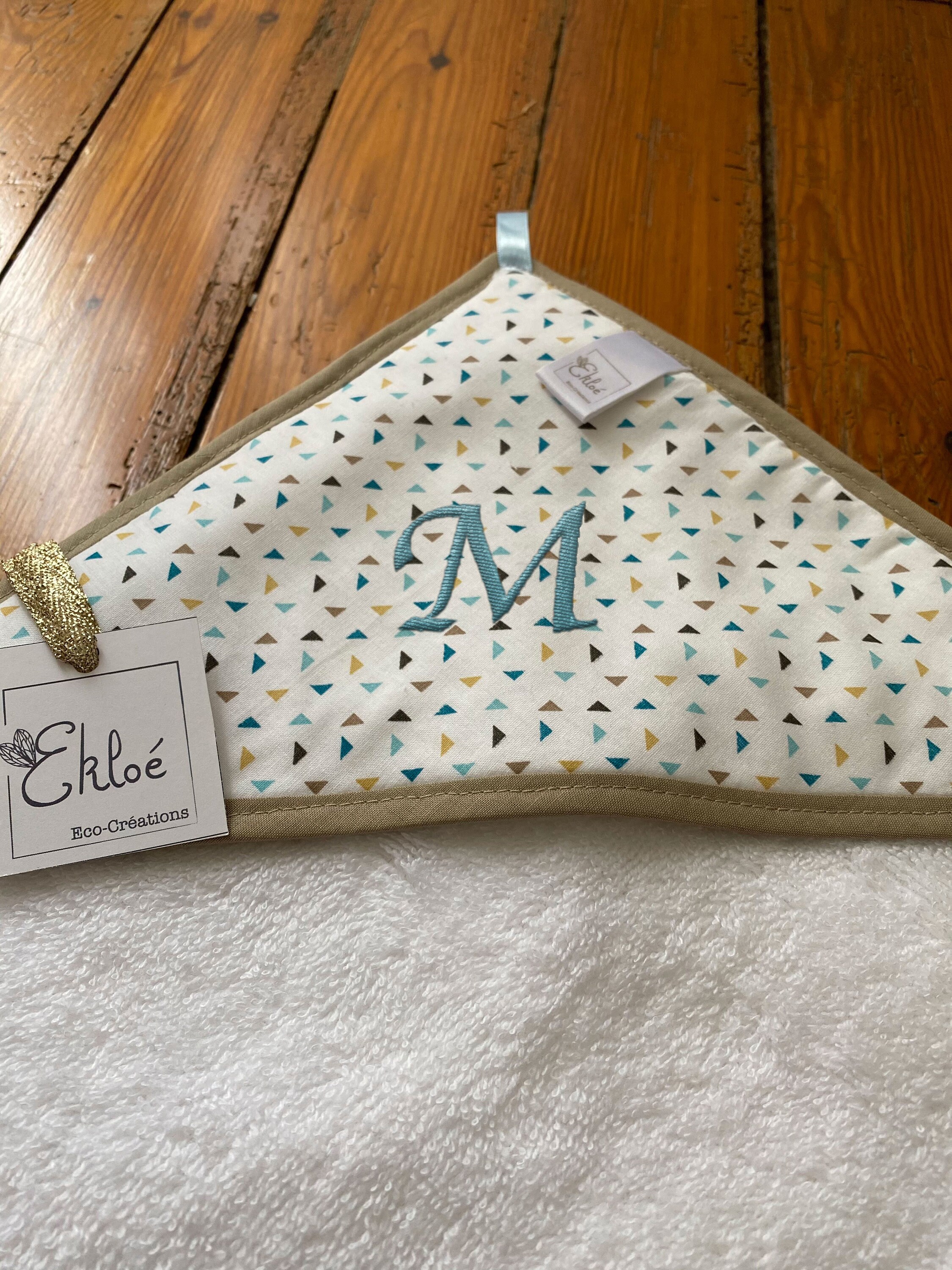 Sortie de Bain Bébé Éponge Bio Motif Triangle Bleu et Beige Broderie Initiale Prénom 80x80cm Confett