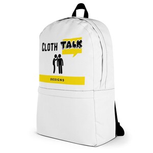 Pode incluir: Mochila branca com detalhes em preto, com o texto "CLOTH TALK" em preto e amarelo. O design inclui figuras de palito e um bal&atilde;o de fala amarelo. A palavra "DESIGNS" &eacute; impressa em preto em uma barra amarela.
