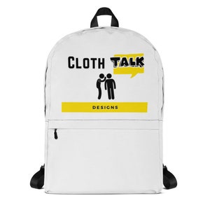 Pode incluir: Mochila branca com detalhes em preto, com o texto "CLOTH TALK" em preto, com um bal&atilde;o de fala amarelo. Abaixo do texto h&aacute; uma barra amarela com a palavra "DESIGNS". A mochila tem uma al&ccedil;a superior e al&ccedil;as pretas.