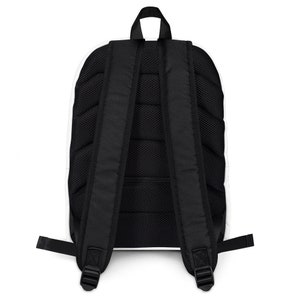 Pode incluir: Mochila com um design branco e preto. Possui al&ccedil;as pretas, uma al&ccedil;a preta e um painel traseiro de malha preta. As al&ccedil;as s&atilde;o ajust&aacute;veis com fivelas de pl&aacute;stico preto. Projetada para transportar itens.