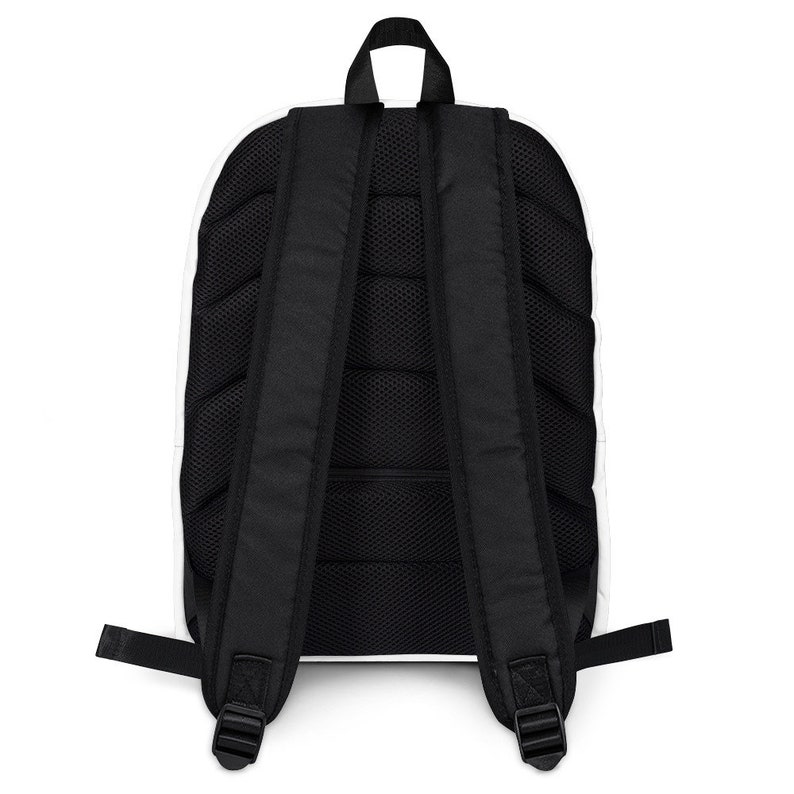 Pode incluir: Mochila com um design branco e preto. Possui al&ccedil;as pretas, uma al&ccedil;a preta e um painel traseiro de malha preta. As al&ccedil;as s&atilde;o ajust&aacute;veis com fivelas de pl&aacute;stico preto. Projetada para transportar itens.