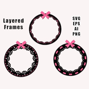 Puede incluir: Tres marcos circulares negros superpuestos con lazos rosas. Los marcos están superpuestos, el más grande en la parte inferior y el más pequeño en la parte superior. Los marcos están decorados con un diseño simple y delicado.