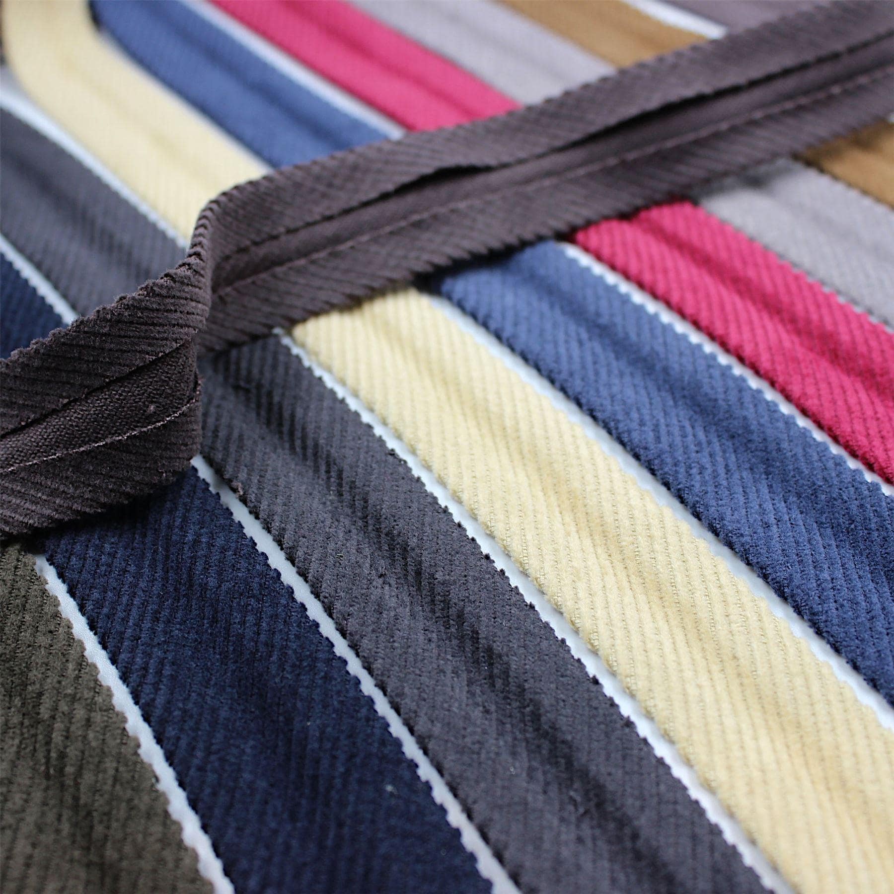 Nastro sbieco in velluto a coste piegato in cotone 25 mm x 1 m - 8140 - Italia