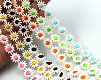 White Daisy Braid With Colourful Center 12mm 5427