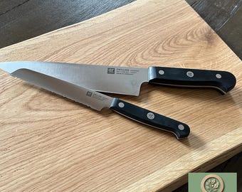 Oak cutting board with natural tree edge - Robust, stylish and unique. Perfect for cutting & serving in any kitchen.