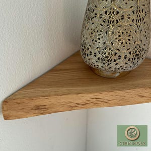 Corner shelf made of solid oak with tree edge - natural, rustic & functional. Perfect for books, plants or decorations in every corner.