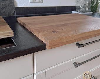 Oak cutting board with a 25 mm stop – secure hold, antibacterial and gentle on blades. Handmade and stylish for any kitchen.
