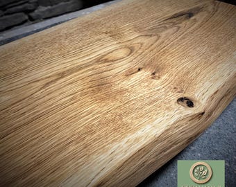 Schwebendes Wandboard aus Eiche – Elegantes Design mit natürlicher Baumkante. Ideal für Bücher, Pflanzen und Dekoration. Handgefertigt.