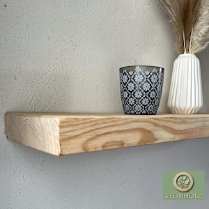 Floating wall shelf made of pine – rustic & stylish. Perfect for books, plants, and decor. Custom dimensions available.