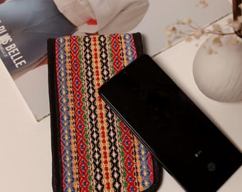 Capa para celular feita à mão: padrão de cinto sérvio, bolsa de tecido para celular