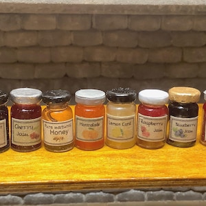 Mermeladas y conservas en miniatura para casas de muñecas para la cocina o la despensa, comestibles tradicionales para llenar los armarios de tu cocina.