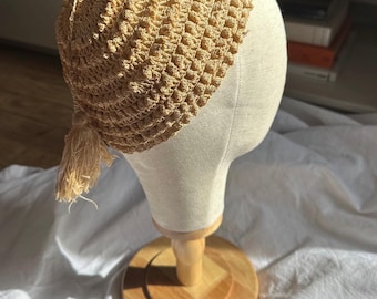 Set med 2 antika edwardianska sänghattar, vit spetsmössa och virkad beige mössa, liten