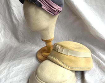 Set med 3 vintage mid-century hattar, ull och satinband, storlek Small, gammaldags klassisk stil