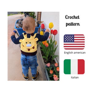May include: A yellow and brown crochet giraffe backpack with a blue nose and brown spots. The backpack is worn by a child wearing a navy blue long-sleeve shirt and blue jeans. The image also includes text that says "Crochet pattern".
