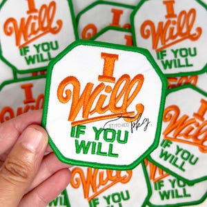Op de afbeelding: Geborduurde witte patch met de tekst "I Will If You Will" in oranje en groen. De patch heeft een groene rand en een achthoekige vorm. Er zijn meerdere patches zichtbaar.