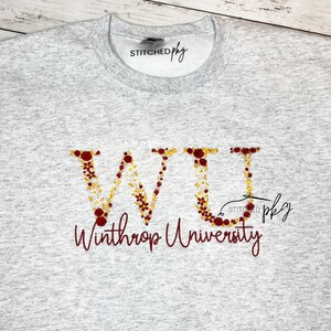 Moletom bordado da Winthrop University - Letras florais - Script College - Espírito escolar - Temporada de futebol - Top personalizado da Univ - Suporte